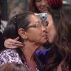 'Tudo pela Audiência' promove beijo gay entre dois rapazes e Tatá Werneck beija senhora da plateia