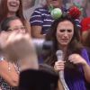 'Tudo pela Audiência' promove beijo gay entre dois rapazes e Tatá Werneck beija senhora da plateia