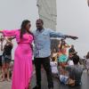 Kim Kardashian e o marido, Kanye West, visitam o Cristo Redentor, a barriga de grávida da socialite já aparece pelo vestido, em 9 de fevereiro de 2013