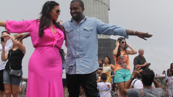 Fenda do vestido de Kim Kardashian mostra demais em visita ao Cristo Redentor