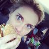 Carolina Dieckmann posta 'selfie' comendo um lanchinho com o filho José, no instagram