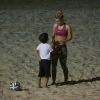 Carolina Dieckmann brinca com o filho José no intervalo do seu treino funcional na praia de São Conrado