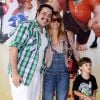 Carolina Dieckmann levou o filho caçula, José, ao cinema e posa para foto com o amigo Tiago Abravanel