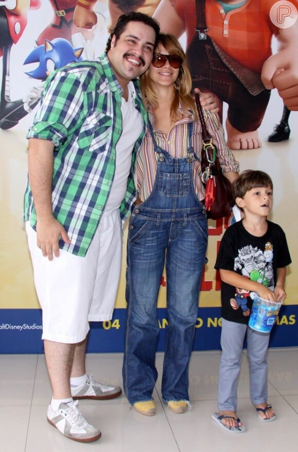 Carolina Dieckmann levou o filho caçula, José, ao cinema e posa para foto com o amigo Tiago Abravanel