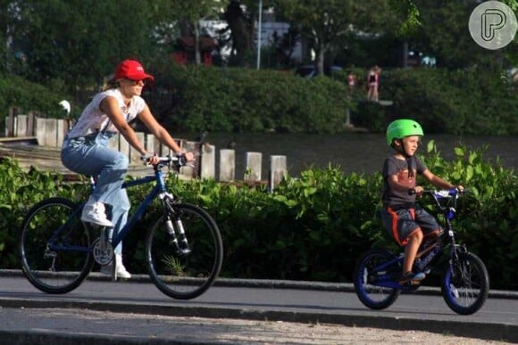 José, filho de Carolina Dieckmann, passeia de bicicleta com a mãe