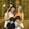 Carolina Dieckmann, Tiago Worcman e José posam para foto em momento família