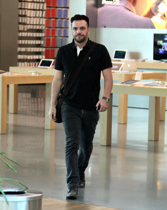Rodrigo Lombardi passeou no shopping Village Mall, na Barra da Tijuca, Zona Oeste do Rio de Janeiro, nesta sexta-feira, 8 de agosto de 2014