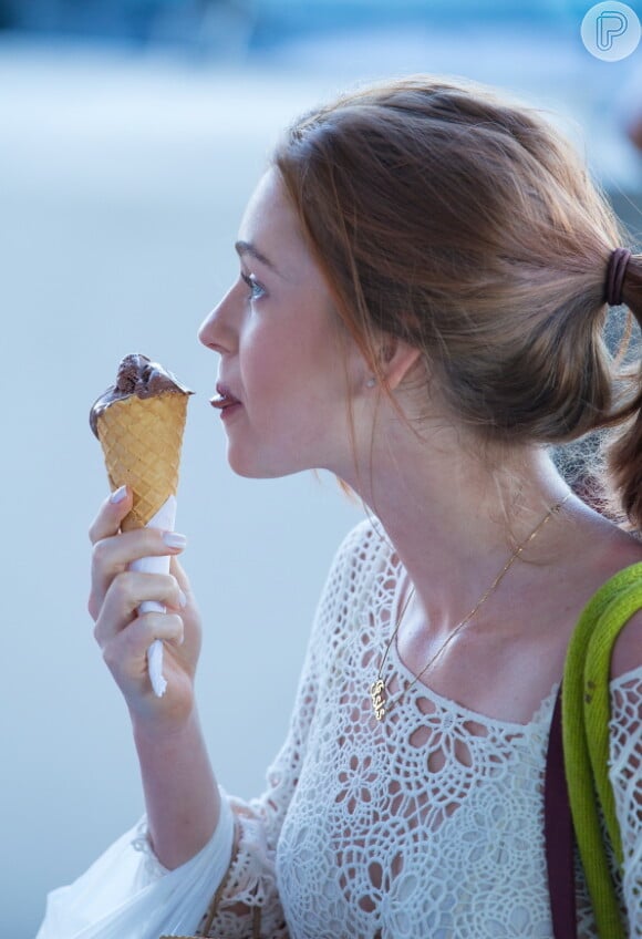 Maria Isis (Marina Ruy Barbosa) toma sorvete e é paquerada por homens na rua