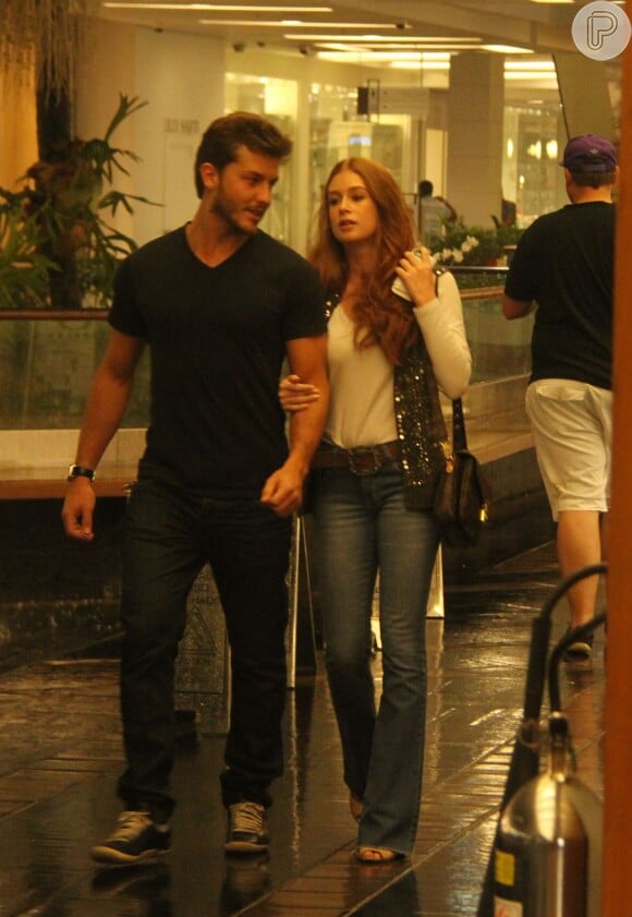 Marina Ruy Barbosa e Klebber Toledo passeiam em shopping carioca, em fevereiro de 2014