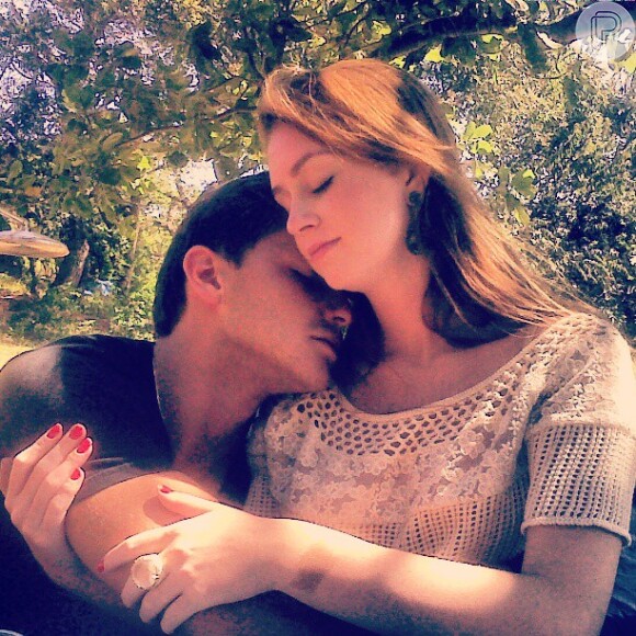 Klebber Toledo postou a foto romântica em abril de 2012