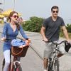 Marina Ruy Barbosa e Klebber Toledo andam de bicicleta em agosto de 2012