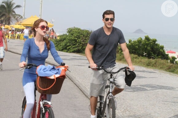 Marina Ruy Barbosa e Klebber Toledo andam de bicicleta em agosto de 2012