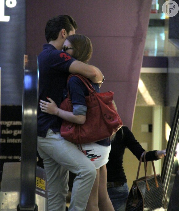 Marina Ruy Barbosa e Klebber Toledo namoram em shopping, em fevereiro de 2013