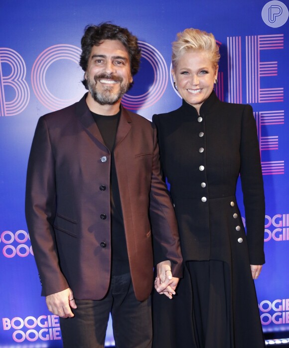 Xuxa namora o ator e cantor Junno Andrade, no ar na novela 'Boogie Oogie'