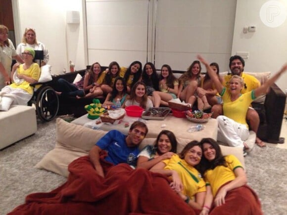 Na Copa do Mundo, Xuxa publicou uma foto da mãe assistindo ao jogo do Brasil com amigos e familiares