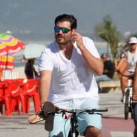 Thiago Lacerda anda de bicicleta e joga vôlei em praia do Rio de Janeiro