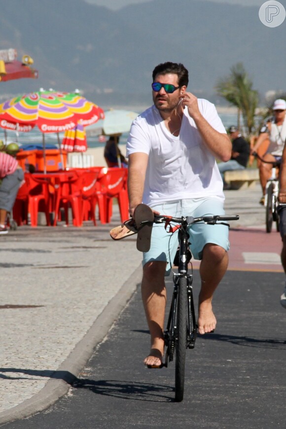 Thiago Lacerda joga vôlei e anda de bicicleta na praia da Barra da Tijuca, na Zona Oeste do Rio de Janeiro (12 de agosto de 2014)