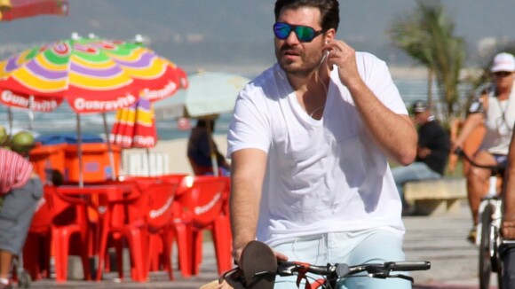 Thiago Lacerda anda de bicicleta e joga vôlei em praia do Rio de Janeiro