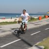 Thiago Lacerda joga vôlei e anda de bicicleta na praia da Barra da Tijuca, na Zona Oeste do Rio de Janeiro (12 de agosto de 2014)