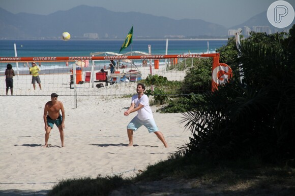 Thiago Lacerda joga vôlei em praia carioca