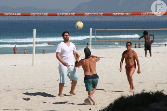 Thiago Lacerda joga vôlei na areaia da praia da Barra da Tijuca, no Rio