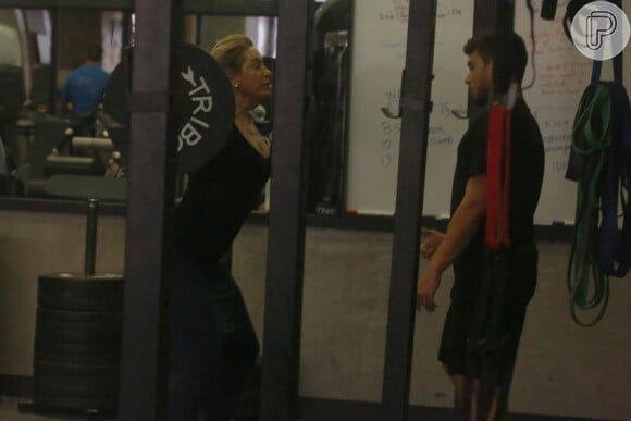 Em forma aos 47 anos, Claudia Raia levanta peso durante treino em academia no Rio (12 de agosto de 2014)