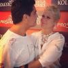 A apresentadora Xuxa publicou uma foto no Instagram na qual o casal aparece se olhando apaixonado