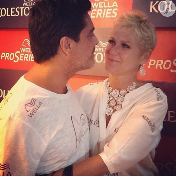 A apresentadora Xuxa publicou uma foto no Instagram na qual o casal aparece se olhando apaixonado