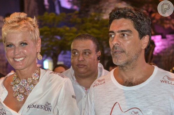 Xuxa Meneghel e Junno Andrade assumiram o romance pra valer no camarote da revista 'Caras' na Marquês de Sapucaí, neste domingo, 10 de fevereiro de 2013