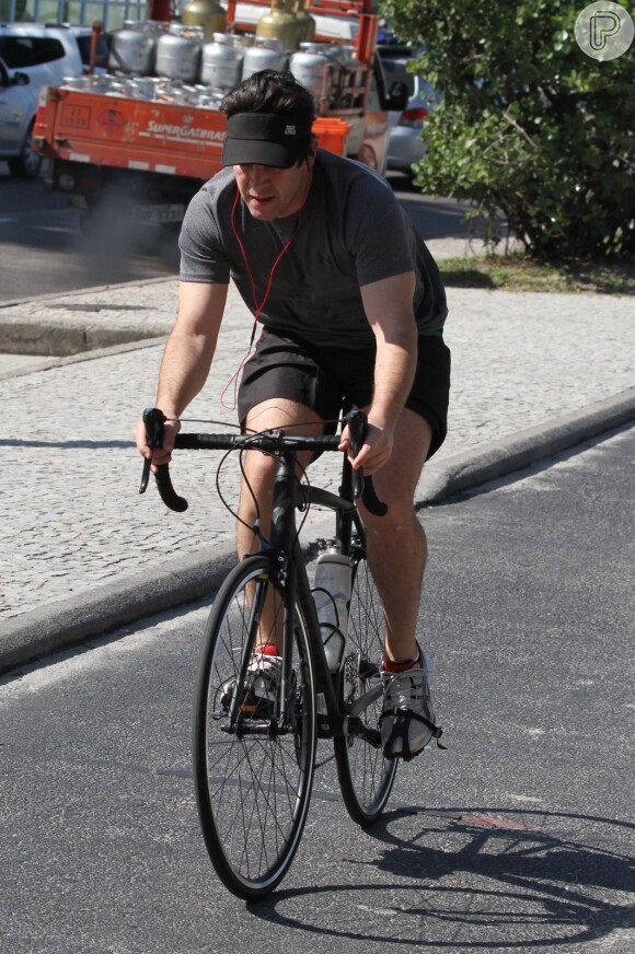 Apesar de gostar de carros, Murilo também costuma andar de bicicleta pelo bairro onde mora no Rio de Janeiro