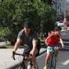 Apesar de gostar de carros, Murilo também costuma andar de bicicleta pelo bairro onde mora no Rio de Janeiro