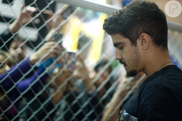 Se recuperando de acidente, Caio Castro pediu calma aos fãs na hora de atendê-los
