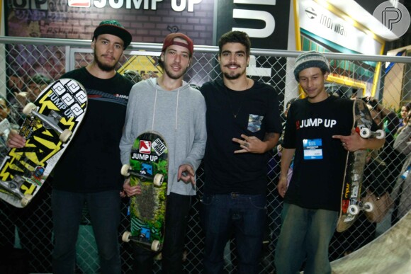 No evento, Caio Castro posou para foto com skatistas