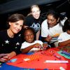 Katie Holmes brinca com crianças com câncer nos Estados Unidos