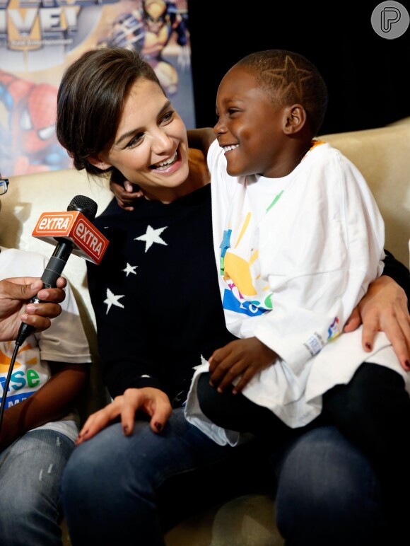 Katie Holmes participa de première e brinca com crianças com câncer, em Nova York (13 de agosto de 2014)