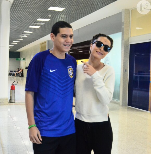 Sabrina Sato foi clicada no aeroporto Santos Dumont, na Zona Sul do Rio de Janeiro, usando duas trancinhas e blusa decotada, que deixou à mostra uma tatuagem de coração em seu cóccix