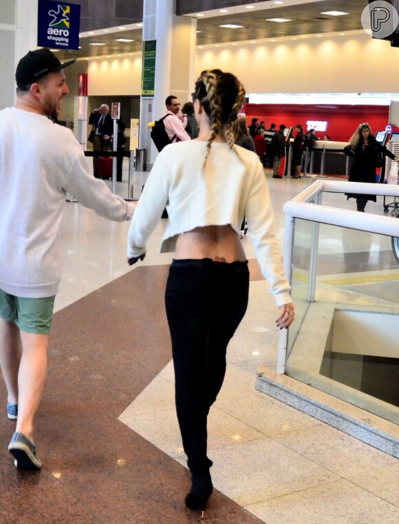Sabrina Sato foi clicada no aeroporto Santos Dumont, na Zona Sul do Rio de Janeiro, usando duas trancinhas e blusa decotada, que deixou à mostra uma tatuagem de coração em seu cóccix