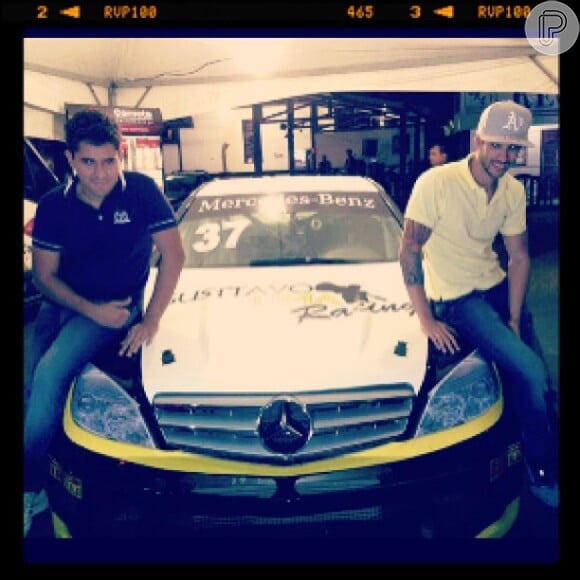 Gusttavo Lima com Raphel Teixeira, piloto da Gusttavo Racing e filho do empresário foragido