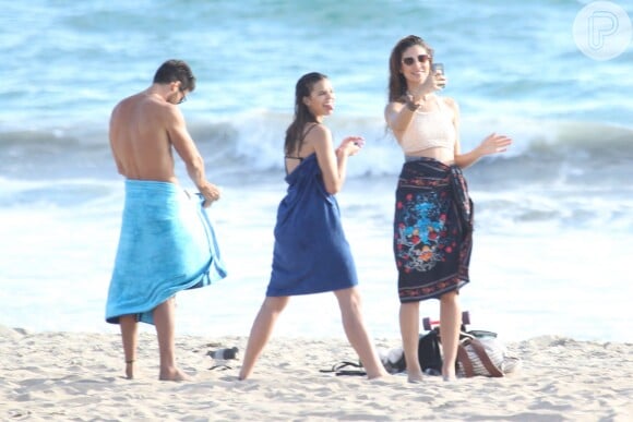 Bruna Marquezine curte praia de Los Angeles com a amiga Stephannie Oliveira e com o guia Mathias Studart