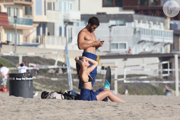 Bruna Marquezine foi flagrada curtindo a praia de Manhattan Beach, em Los Angeles, nesta sexta-feira, 15 de agosto de 2014