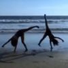 Stephannie Oliveira postou um vídeo no qual ela e Bruna Marquezine dão estrelas nas areias de Los Angeles