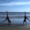 Stephannie Oliveira postou um vídeo no qual ela e Bruna Marquezine dão estrelas nas areias de Los Angeles