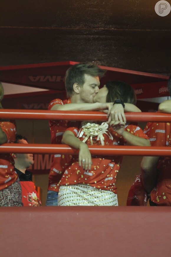 Michel Teló e Thaís Fersoza trocaram beijos apaixonados no camarote da Brahma na Marquês de Sapucaí em 10 de fevereiro de 2013