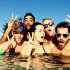 Katy Perry se diverte com amigos em parque aquático