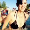 Katy Perry mostra boa forma em dia no parque aquático Schlitterbahn, em Kansas City, nos EUA