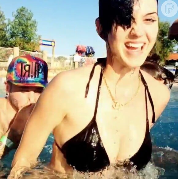 Katy Perry mostra boa forma em dia no parque aquático Schlitterbahn, em Kansas City, nos EUA