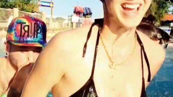 Katy Perry exibe corpão ao curtir dia em parque aquático com amigos