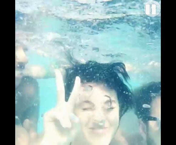 Katy Perry filma mergulho com amigos