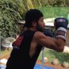 Bruno Gagliasso pratica atividades com lutas variadas para ganhar força nos braços