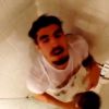 Caio Castro participa de campanha do balde de gelo e toma banho gelado em banheiro